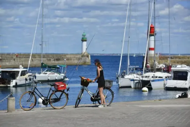 Vue de Port Tudy avec des cyclistes