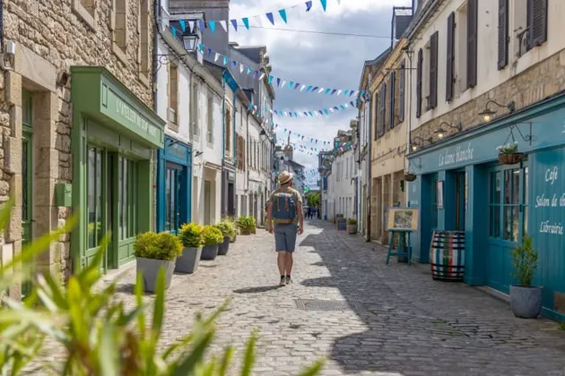Randonneur visitant la Grande Rue de Port-Louis