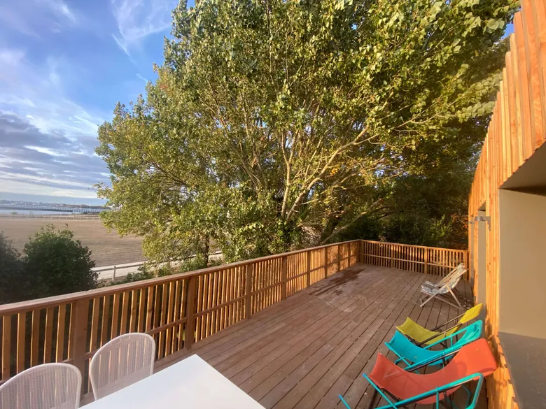 Terrasse extérieure avec et chaises longues